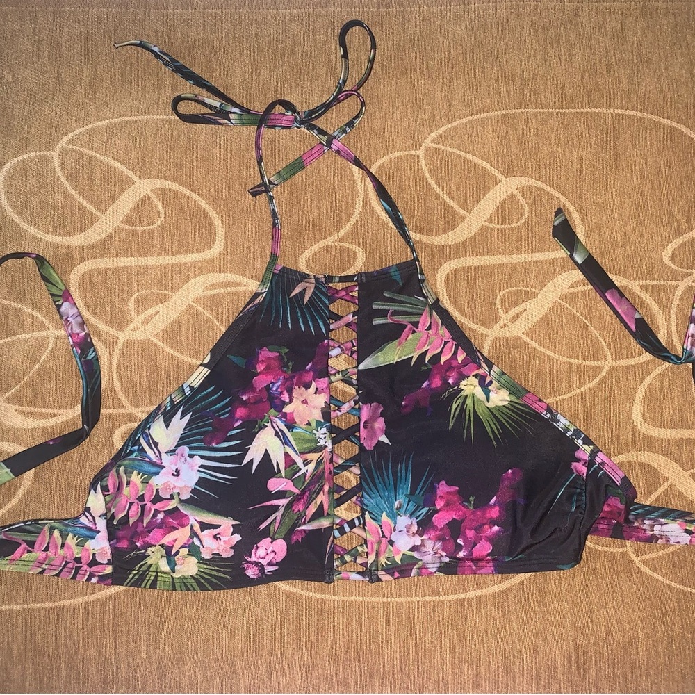 Live, Love, Dream bath suit Top size Large NEW